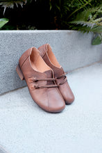 Load image into Gallery viewer, Leather Slip-on with Knots
