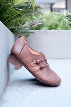 Load image into Gallery viewer, Leather Slip-on with Knots
